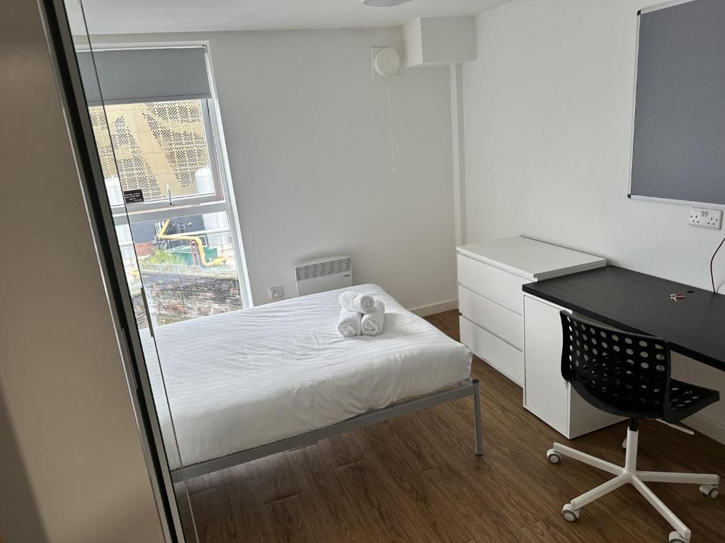 Postel nebo postele na pokoji v ubytování Cosy Budget En-suites, Optional Kitchen, Liverpool