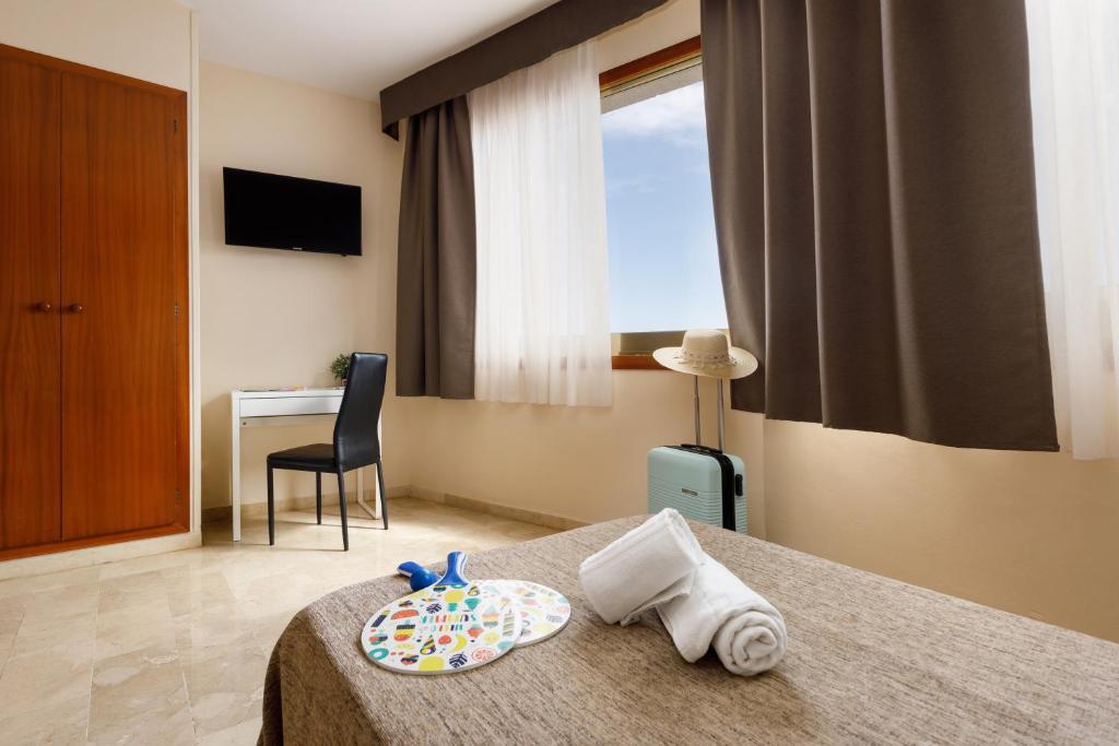 TV a/nebo společenská místnost v ubytování Hotel Alguer