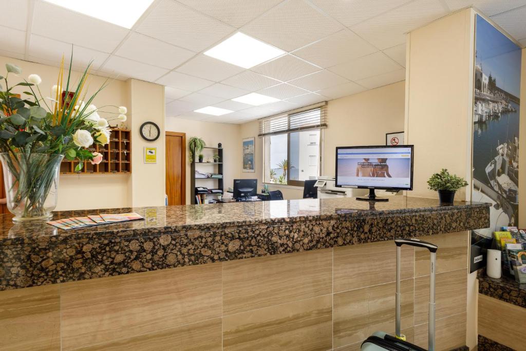 TV a/nebo společenská místnost v ubytování Hotel Alguer