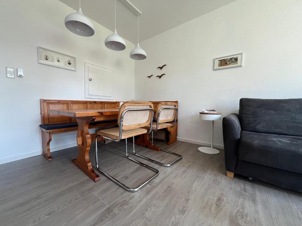a living room with a desk and a couch at Wilder Klaus in Wangerooge