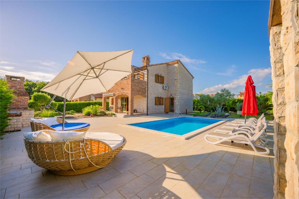 Bazén v ubytování Villa Sonne in Paradis nebo v jeho okolí