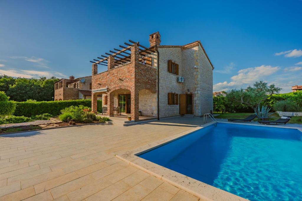 Bazén v ubytování Villa Sonne in Paradis nebo v jeho okolí
