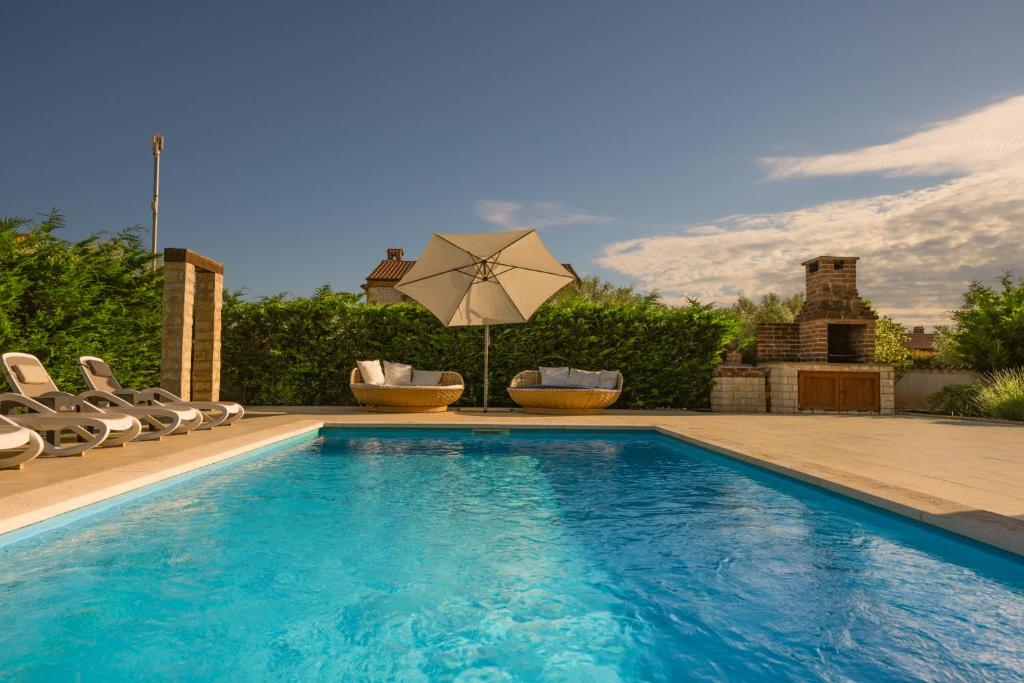 Bazén v ubytování Villa Sonne in Paradis nebo v jeho okolí