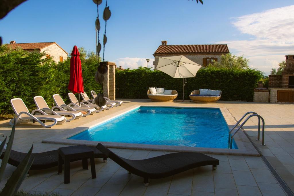 Bazén v ubytování Villa Sonne in Paradis nebo v jeho okolí