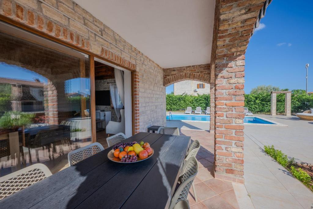 Bazén v ubytování Villa Sonne in Paradis nebo v jeho okolí