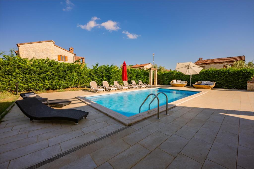 Bazén v ubytování Villa Sonne in Paradis nebo v jeho okolí