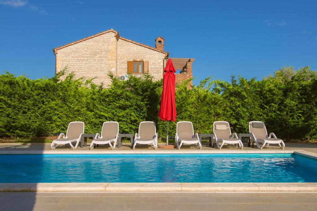 Bazén v ubytování Villa Sonne in Paradis nebo v jeho okolí