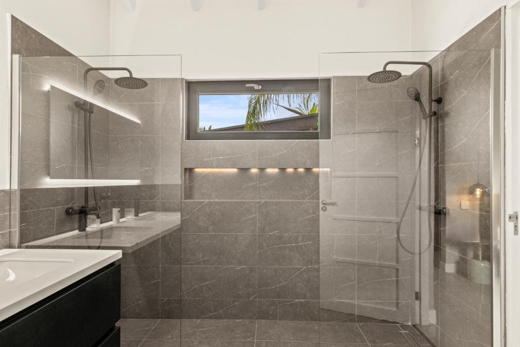 Koupelna v ubytování Exclusive Villa - Private Pool - Vredenberg Village
