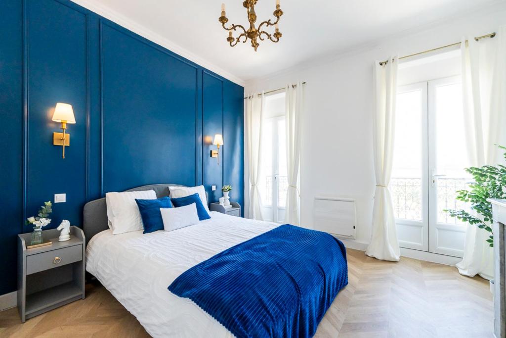 - une chambre bleue avec un grand lit aux murs bleus dans l'établissement Haut de gamme, tout équipé à 2 min des transports, à Marseille