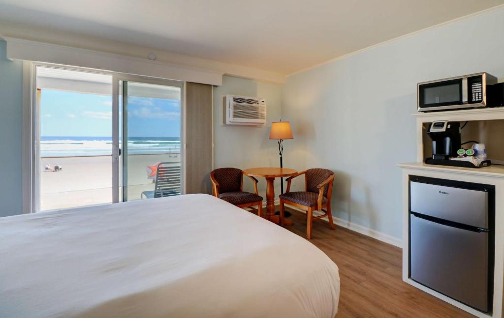 Norseman Resort on the Beach - Sundowner Two Queens Room Front Ocean