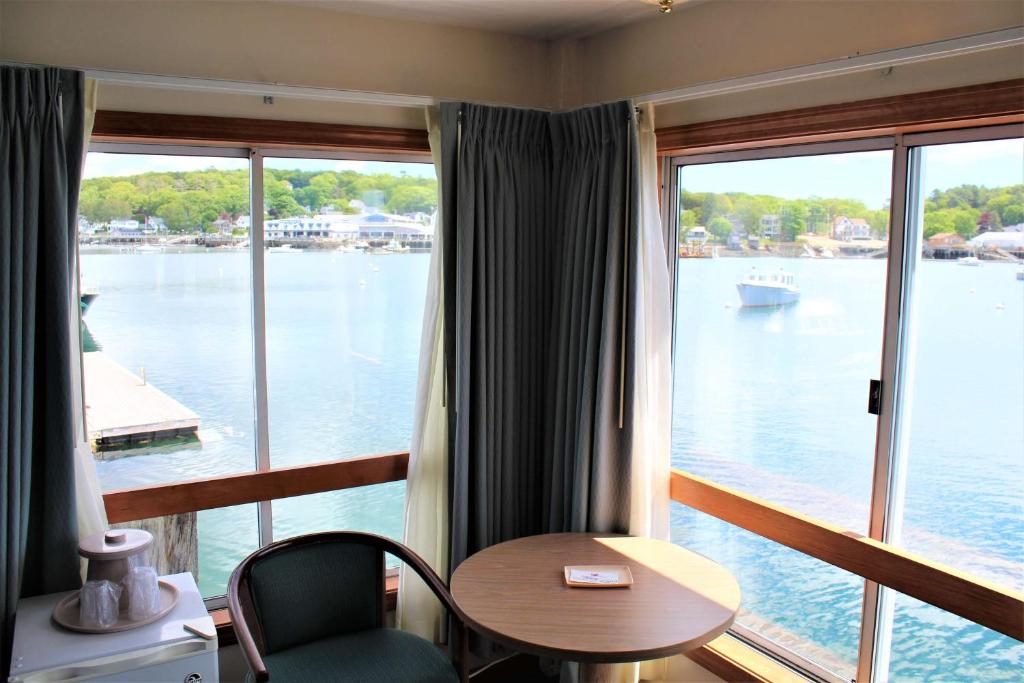 Tugboat Inn - One Queen Tug Pier End