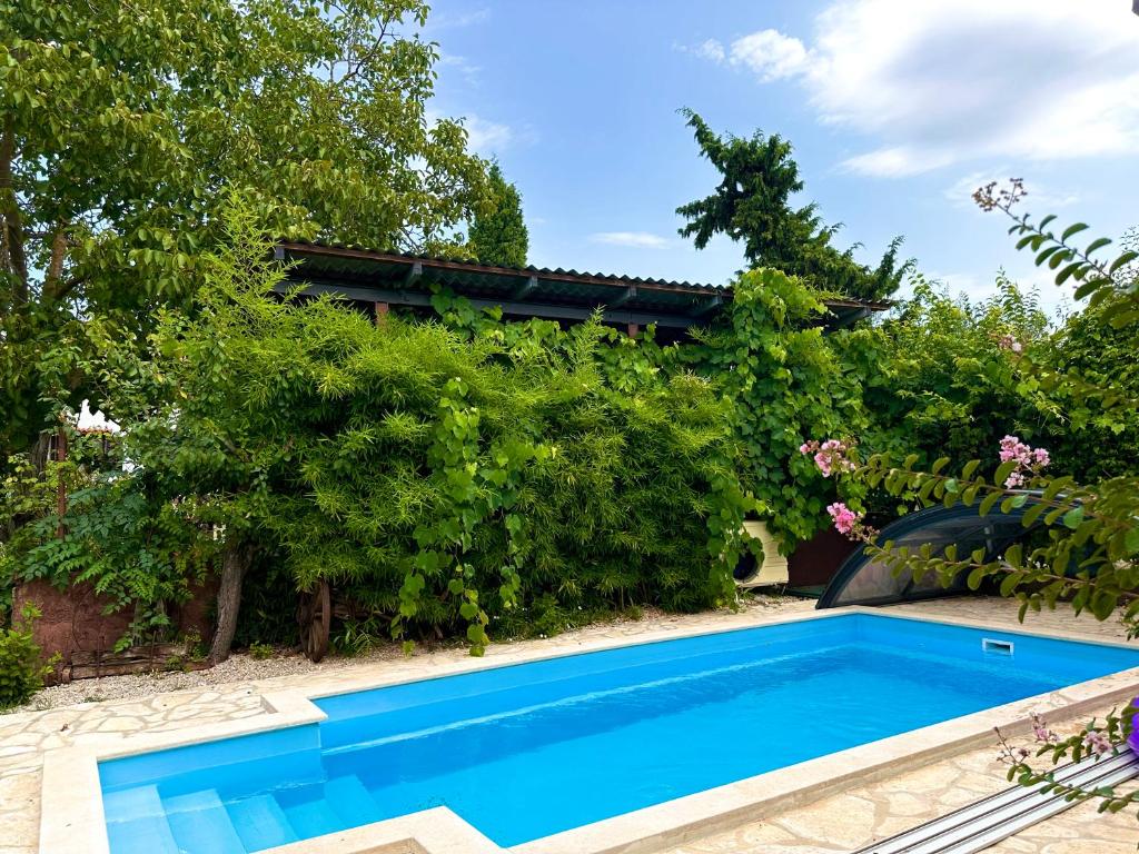 Bazén v ubytování Bokalu with private pool nebo v jeho okolí