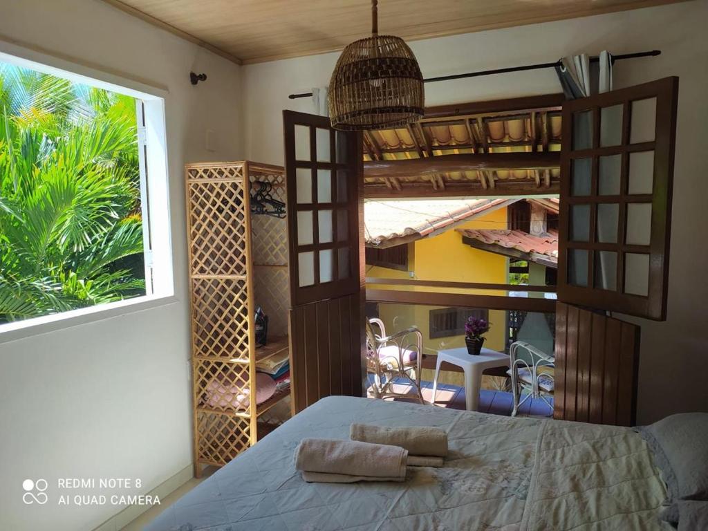 una camera con letto a castello e balcone di Triplex 3 Suítes 10 PESSOAS Cond Aldeia dos Pescadores Praia do Forte a Praia do Forte
