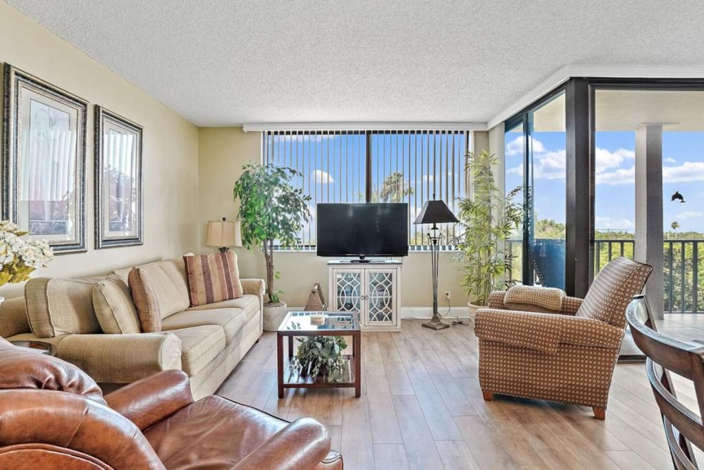 Televisyen dan/atau pusat hiburan di St. Pete Isla Del Sol Bahia J 408 2BD 2BA