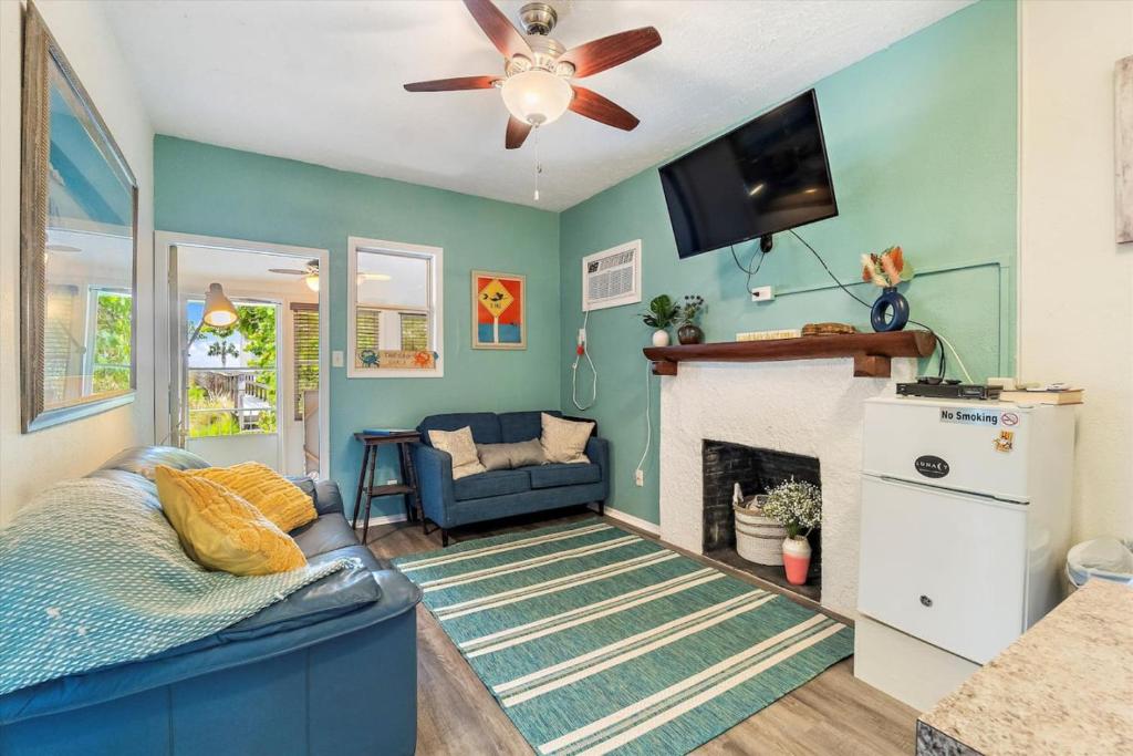 ein Wohnzimmer mit Sofa und Kamin in der Unterkunft Rock Lobster 1 Private Bungalow in St Pete Beach