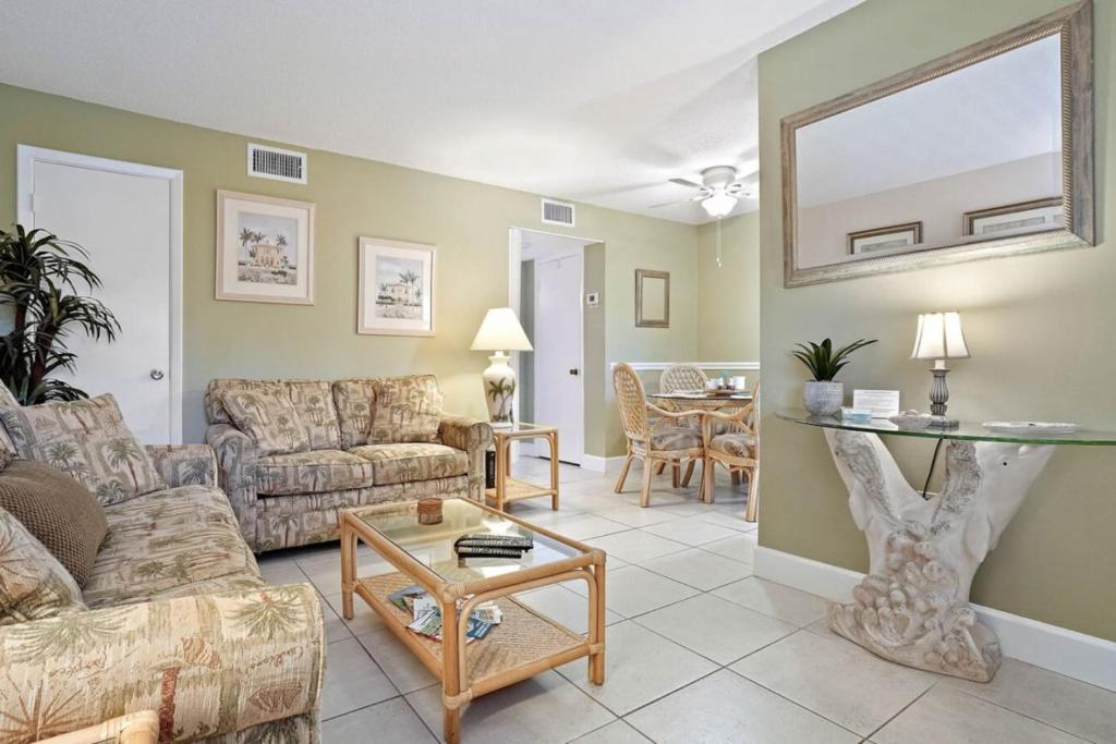 Posezení v ubytování Waves 16 1 Bedroom Paradise with Heated Pool in