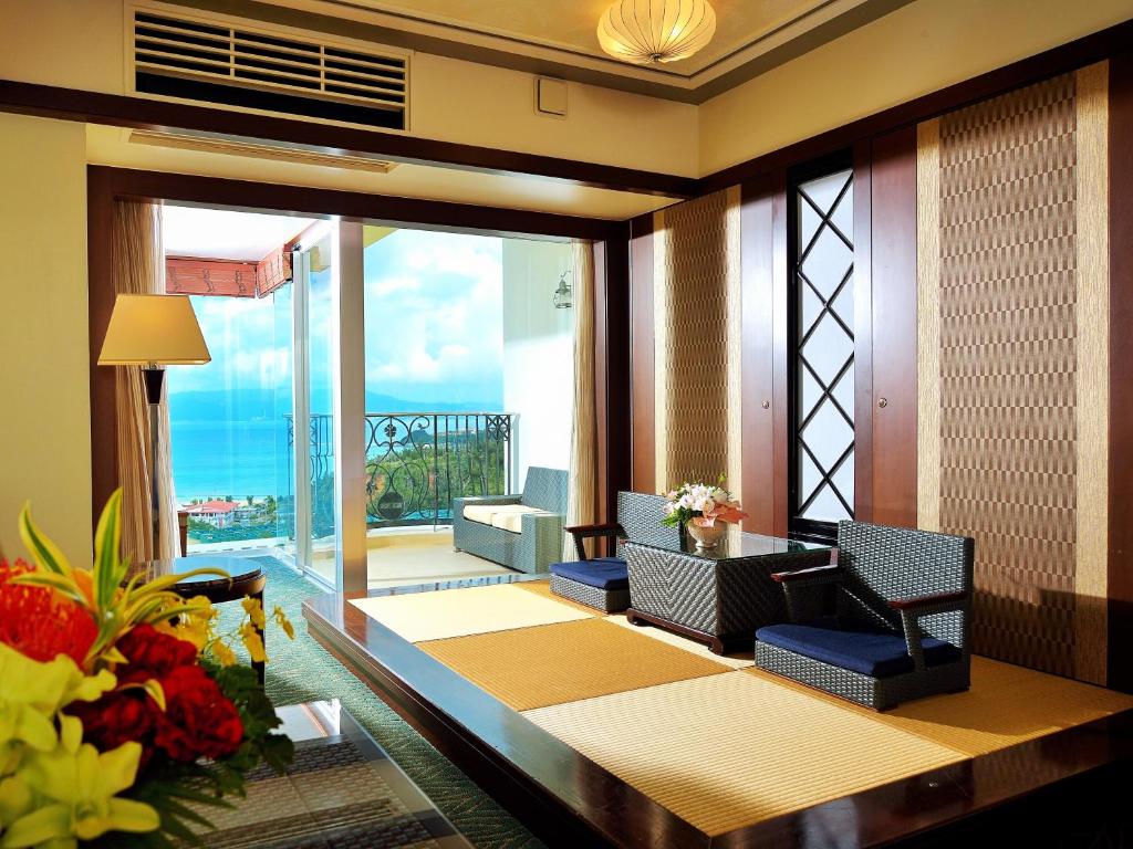 Posezení v ubytování Okinawa Kariyushi Resort EXES Onna