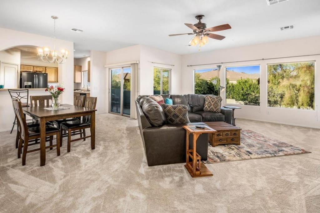Khu vực ghế ngồi tại Luxury 3 Bedroom Office Den Condo Fountain Hills