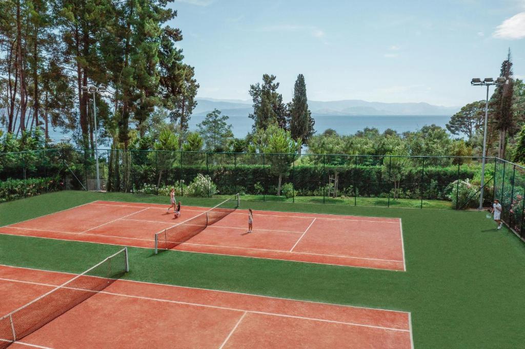 Tenis a/nebo squash v ubytování Ikos Dassia nebo okolí