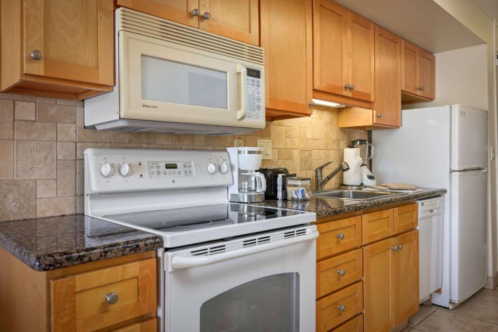 Kuchyň nebo kuchyňský kout v ubytování Aston Maui Kaanapali Villas