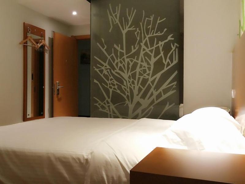 Tempat tidur dalam kamar di Vatica Shanghai JiaDing District AnTing Metro Station MoYu Road Hotel