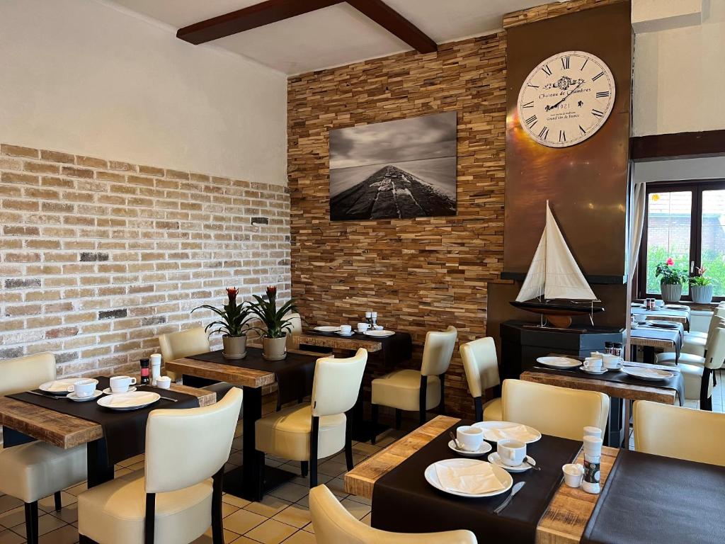 Posezení v ubytování Hotel Westendia and Free Parking Top Breakfast