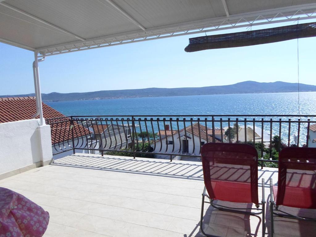un balcone con sedie e vista sull'acqua di Apartments Darija a Sveti Petar