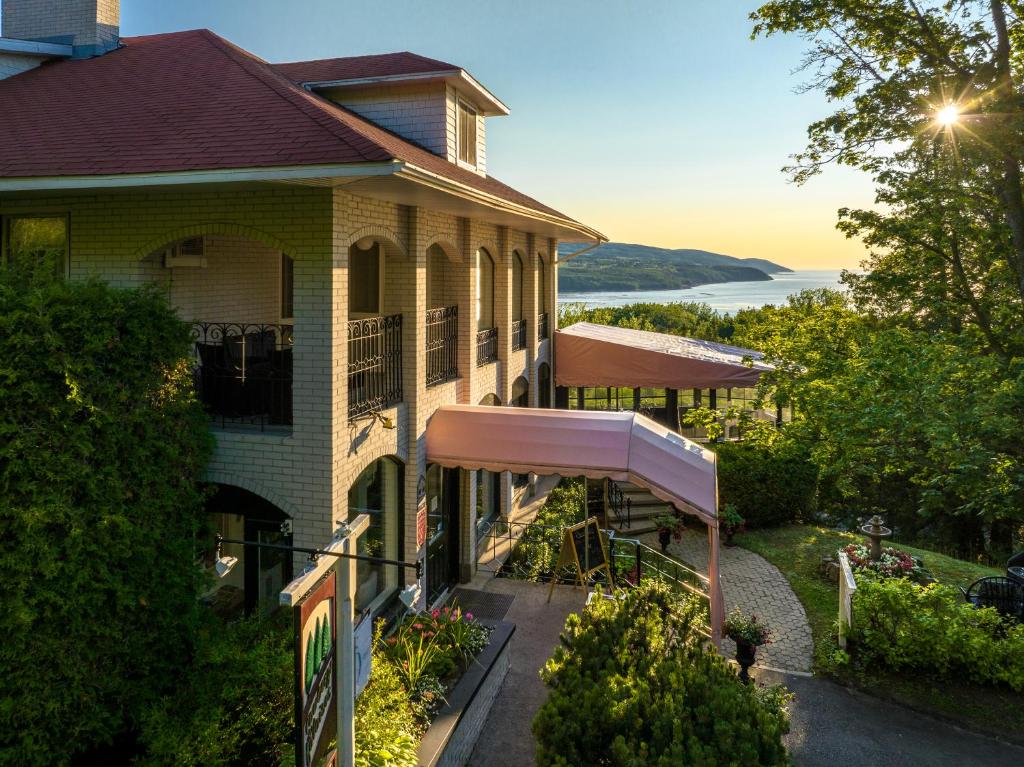 a building with a bus stop in front of it at Auberge des Falaises in La Malbaie