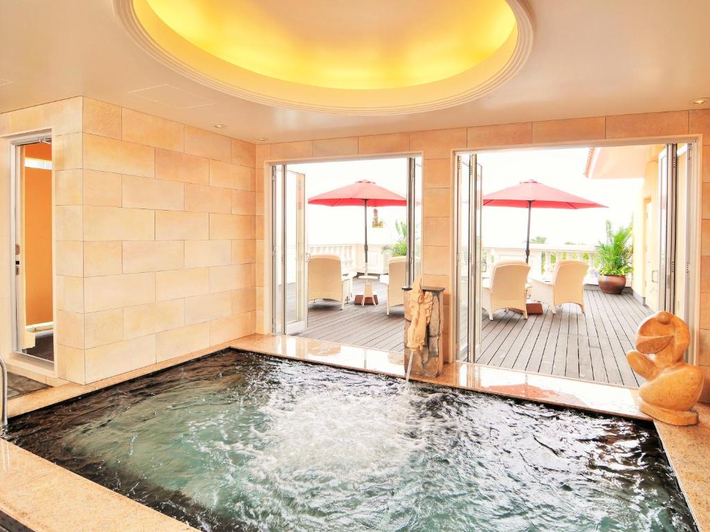 Bazén v ubytování Okinawa Kariyushi Resort EXES Onna nebo v jeho okolí
