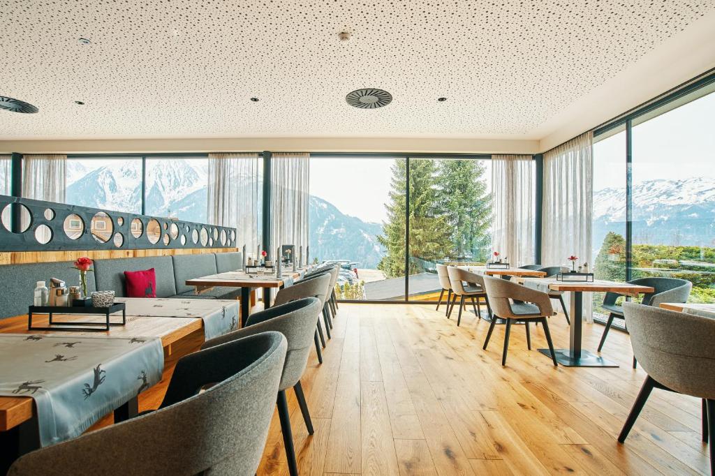 Nespecifikovaný výhled na hory nebo výhled na hory při pohledu z hotelu