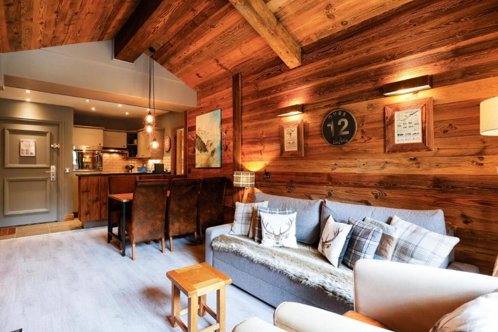 un salon avec un canapé et une table dans l'établissement Résidence Les Arcs 1950 Le Village - maeva Home - Appartement chaleureux 3 pièces 4 personnes - Exclusive - super Home MAE-6911, à Arc 1950