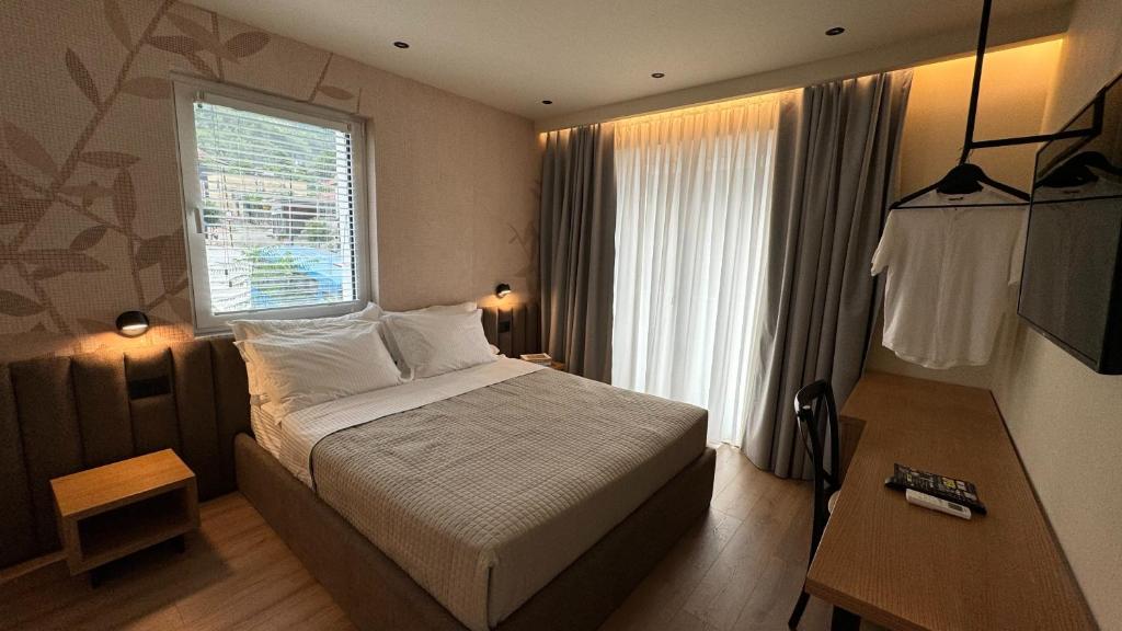 Rúm í herbergi á Serenity Rooms