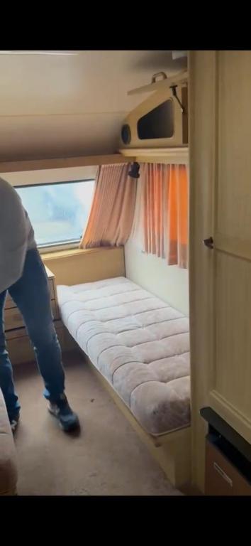 Ένα ή περισσότερα κρεβάτια σε δωμάτιο στο Value for money 4 berth towable Elddis Caravan for hire, excellent for staycations, well looked after