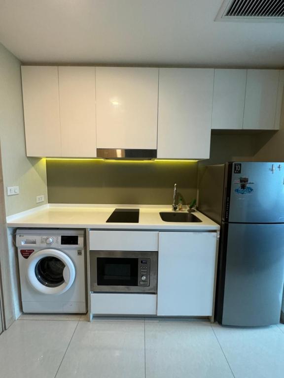 Η κουζίνα ή μικρή κουζίνα στο ห้องพักวิวทะเลชายหาดจอมเทียน jomtain beach