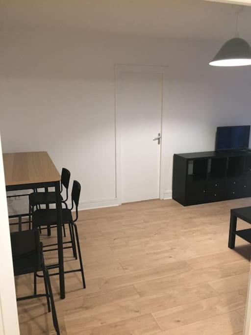 une salle à manger avec une table et des chaises dans une pièce dans l'établissement Appartement Hyper centre - Agen, à Agen