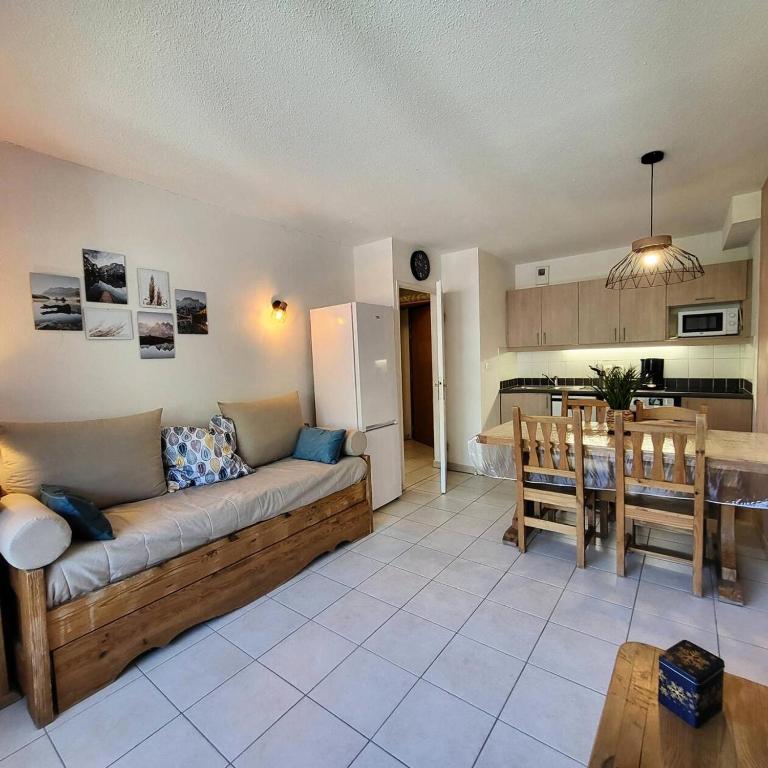 un salon avec un canapé et une cuisine dans l'établissement Résidence Balcon Des Airelles - N°609 Balcon des Airelles MAE-6201, aux Orres