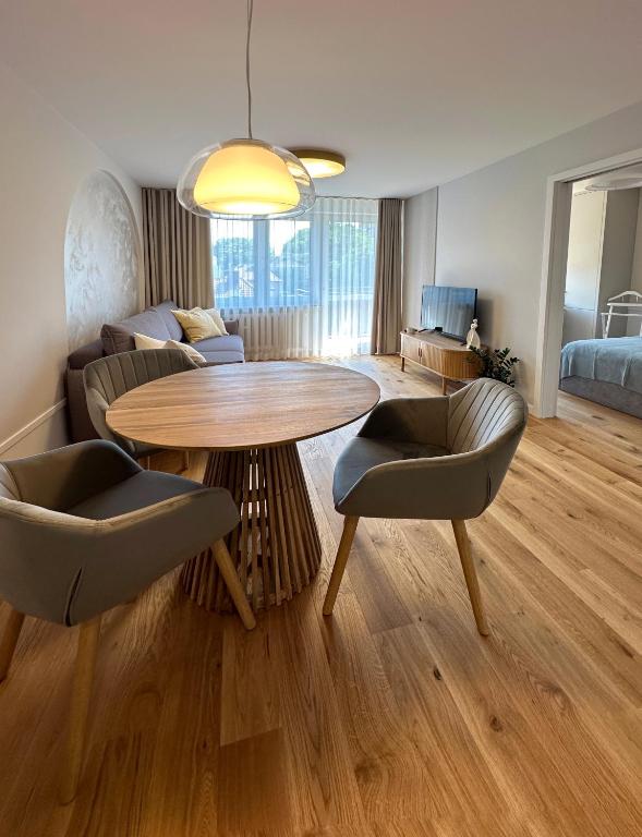 a living room with a table and chairs and a couch at Trójmiejski przystanek in Sopot