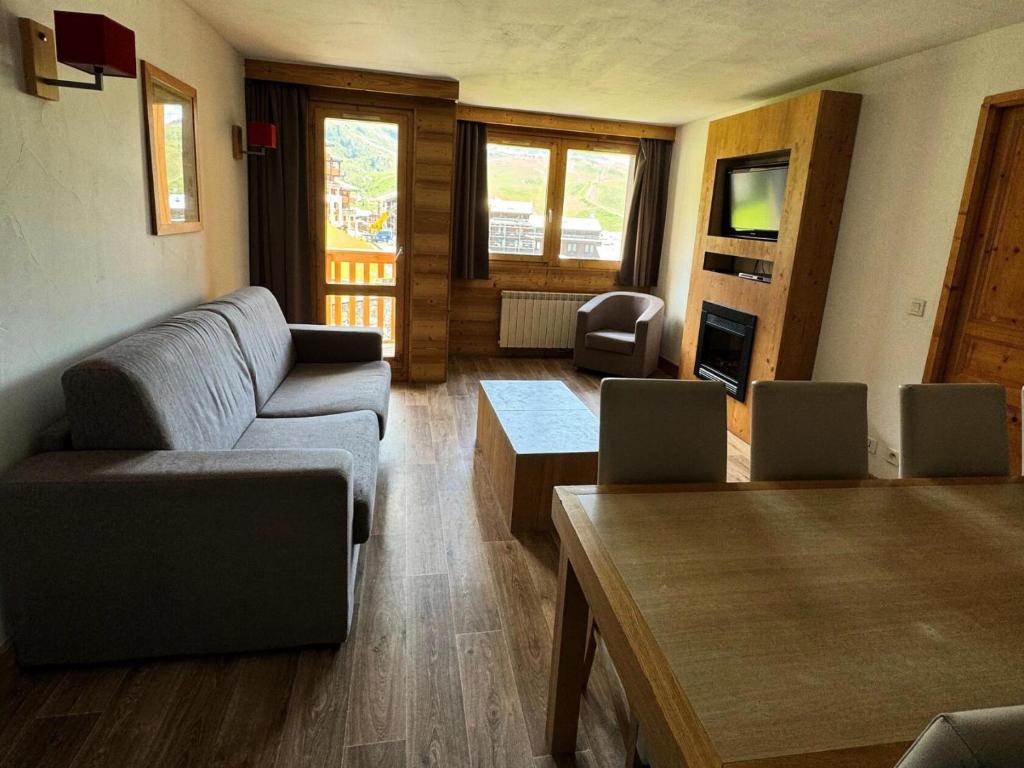 un salon avec un canapé et une table dans l'établissement Résidence Le Centaure - 4 Pièces pour 8 Personnes 581, à Aime La Plagne
