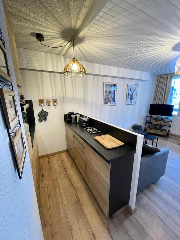 une cuisine avec un comptoir noir dans une pièce dans l'établissement Résidence Le Pastourlet - RESIDENCE LE PASTOURLET-Classé 3 MAE-4531, à Vars