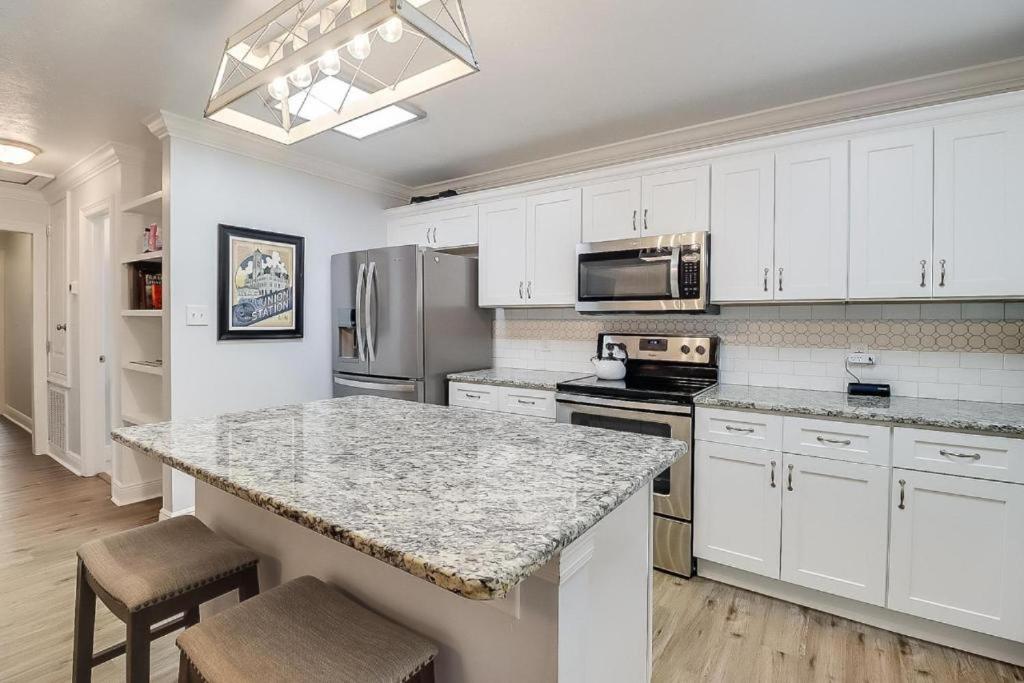 Η κουζίνα ή μικρή κουζίνα στο The Seabreeze Bungalow.