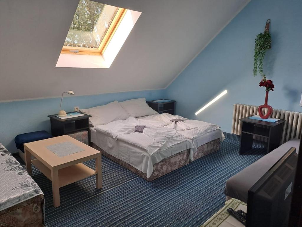 Postel nebo postele na pokoji v ubytování Hotel Kamenný vrch
