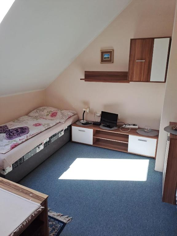 Postel nebo postele na pokoji v ubytování Hotel Kamenný vrch