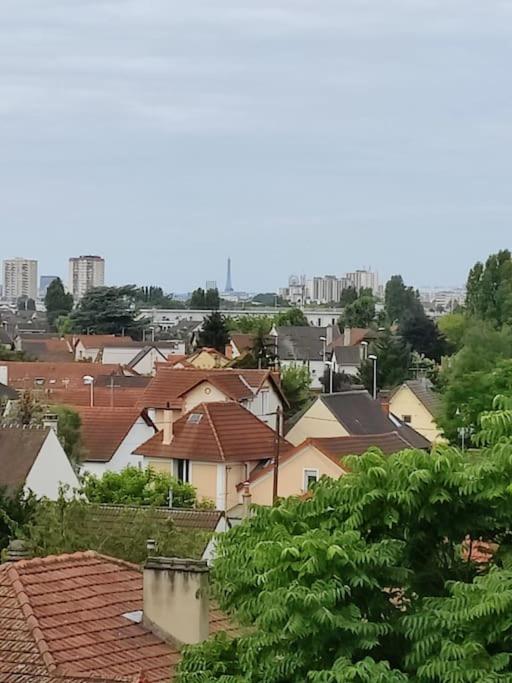 - une vue sur une ville avec des maisons et des arbres dans l'établissement Studio Tour Eiffel, à Aulnay-sous-Bois