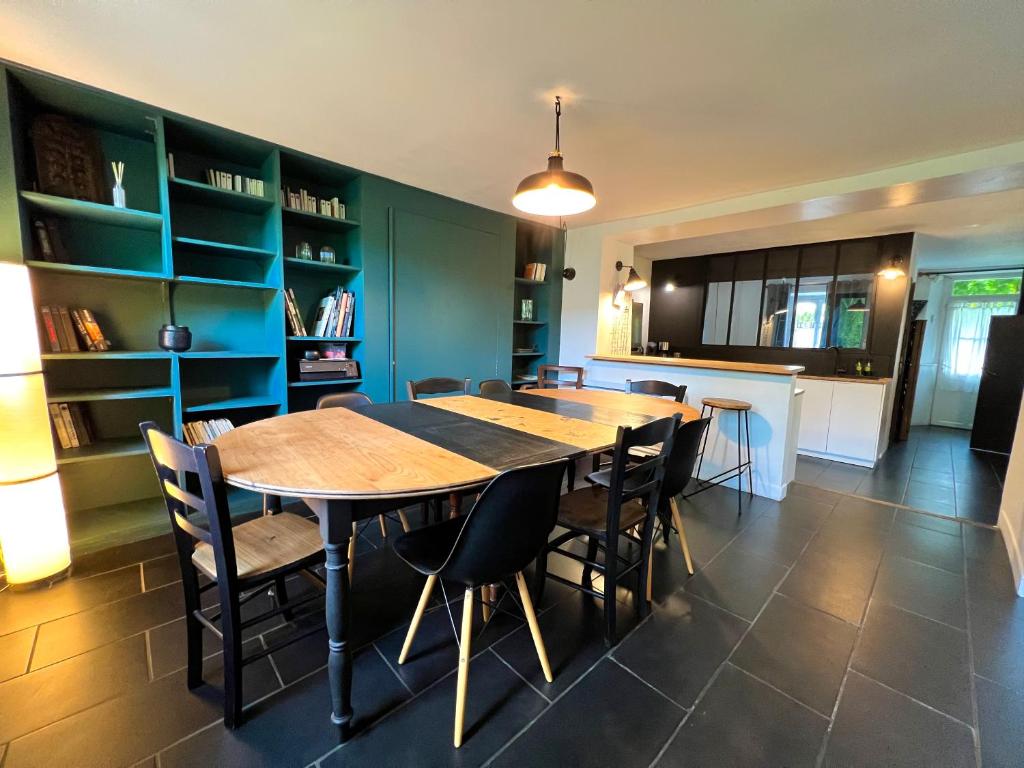une cuisine et une salle à manger avec une table et des chaises dans l'établissement Maison Jack Disney à 12 minutes, à Chanteloup-en-Brie