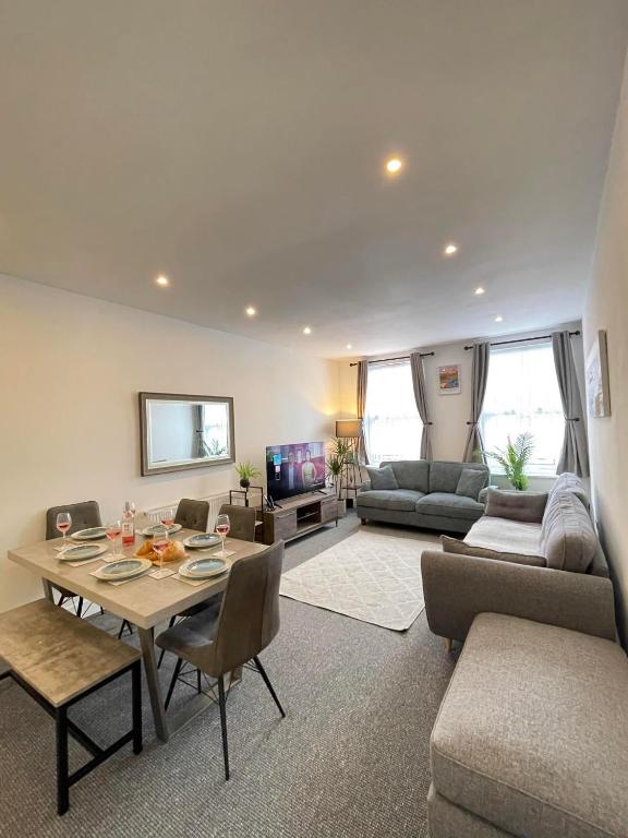 O zonă de relaxare la Montague Apartment-Spacious, Central & Free Parking