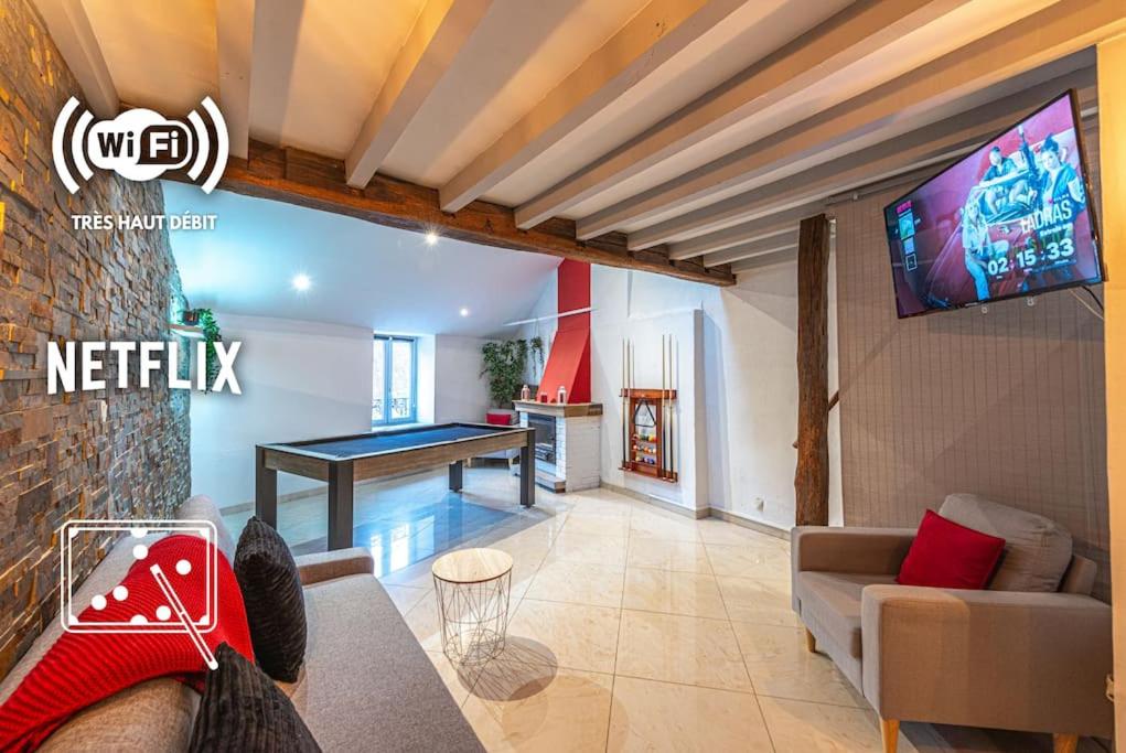 - un salon avec une télévision et un billard dans l'établissement Strike & Chill - Duplex - Au Cœur de Dijon, à Dijon