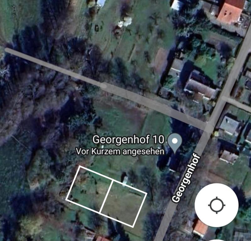 a map of a yard with a house at Mietwohnwagen in Carpin