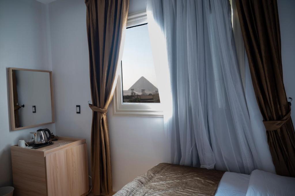 Rúm í herbergi á Palm Pyramids View Hotel