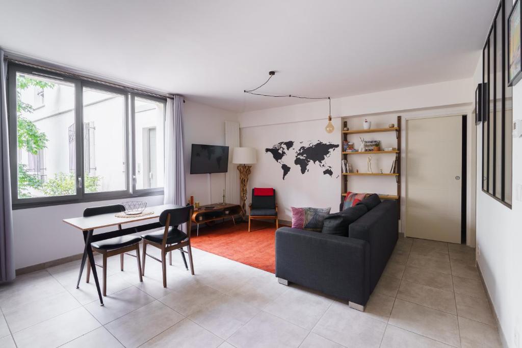 un salon avec un canapé et une table dans l'établissement Bright and Airy 1BD Apartment Quartier de la Gare, à Paris