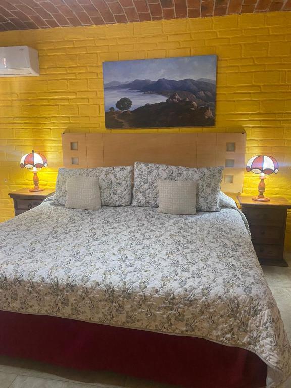 Postel nebo postele na pokoji v ubytování Hotel Villas Ajijic, Ajijic Chapala Jalisco